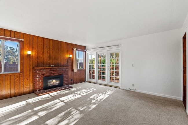 Building Photo - Cozy 2BR/2BA Duplex | Fireplace, Patio