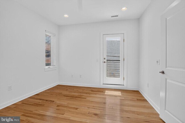 Building Photo - 950 Shackamaxon St