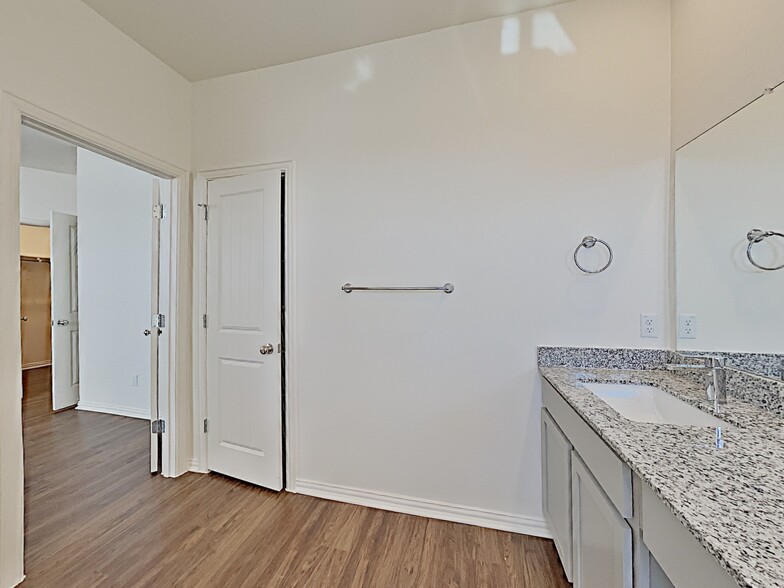 Building Photo - 2734 Lillybrook Ln