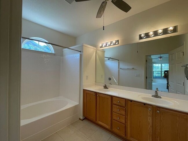 Building Photo - NW Brick Townhome, Granite Counter-Tops, W...