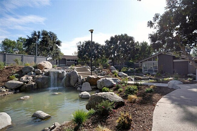 Building Photo - 323 Streamwood-