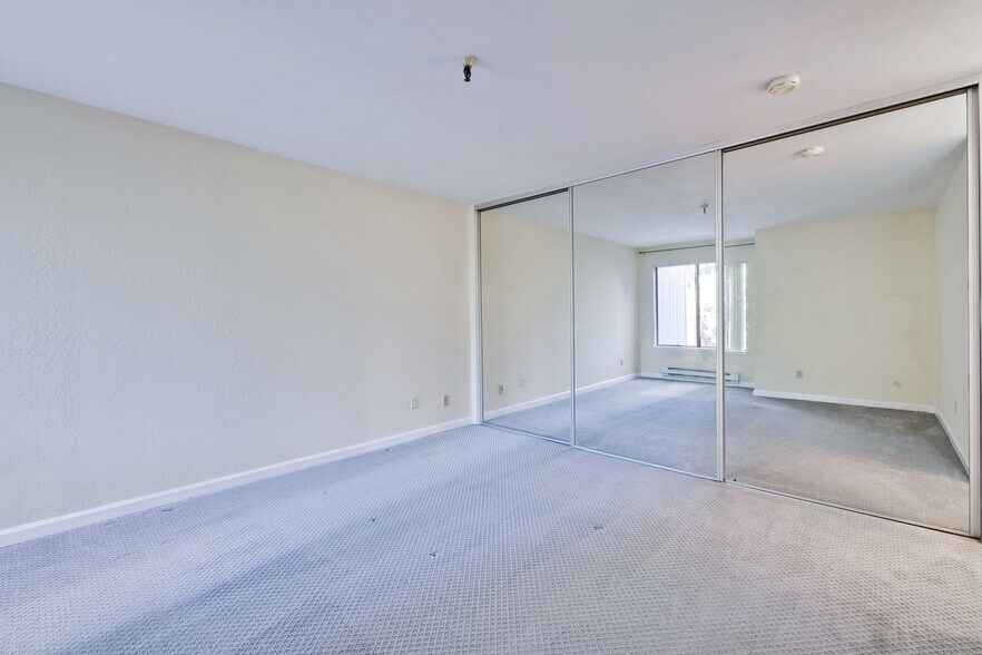 Building Photo - 725 Mariposa Ave.