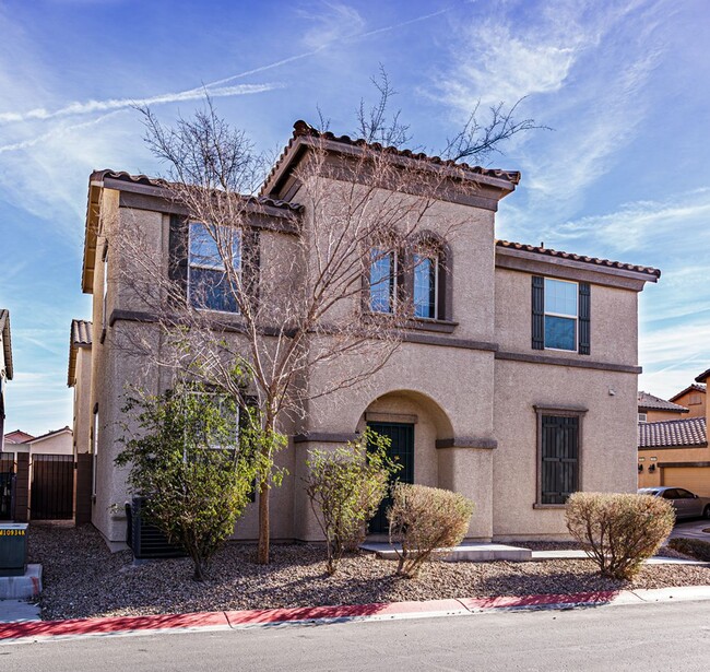 Building Photo - Beautiful two-story home