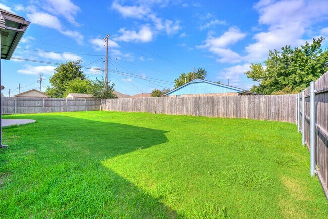 Building Photo - AVAILABLE THE END OF APRIL! 3 OR 4 BDRM, 2 BATHRM, 2 CAR & STORM SHELTER