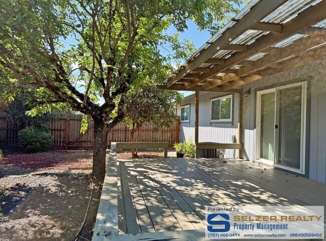 Building Photo - Roomy 3+ bedroom north Ukiah home w/ big y...