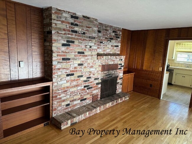 Building Photo - Charming 2 Bedroom, 1.5 Bath Home Near Riv...