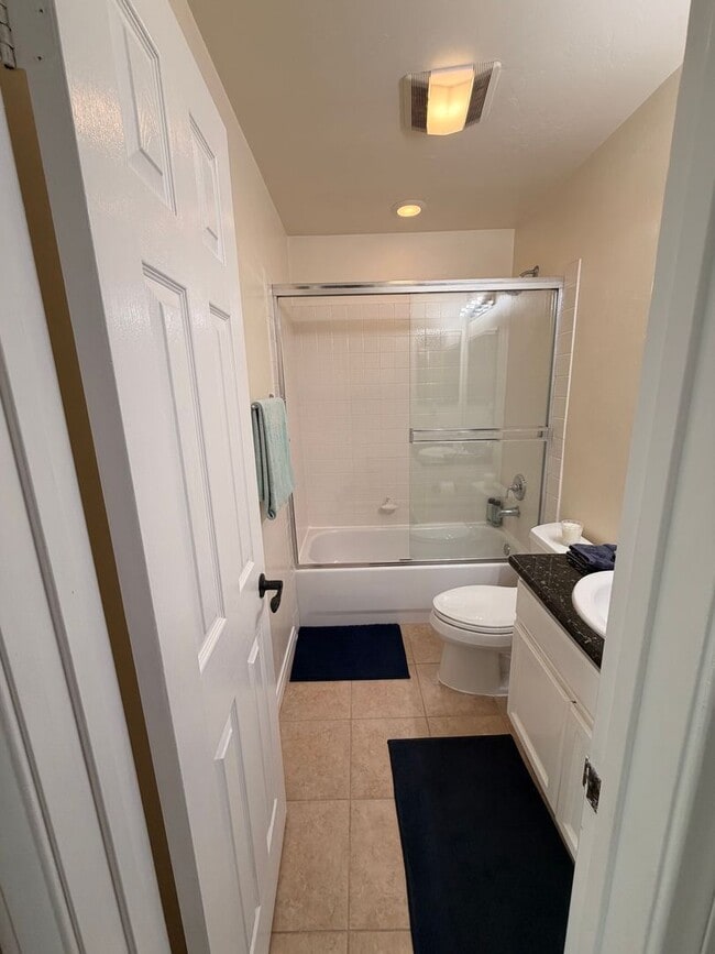 Building Photo - Beautifully Updated 2 bd 2 ba Crown Point Condo