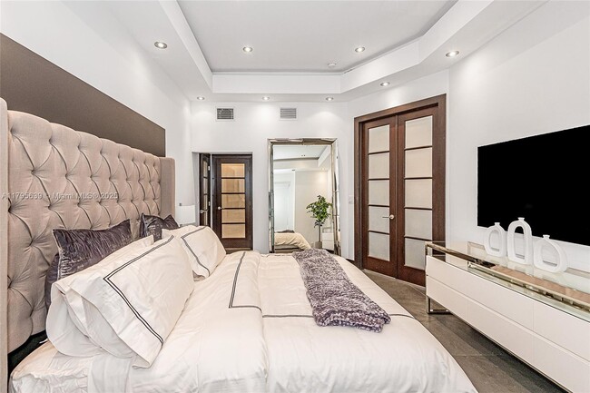 Building Photo - 2301 Collins Ave