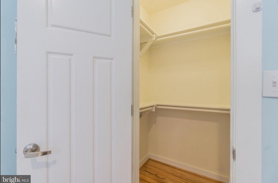 Building Photo - 302 Todd Pl NE