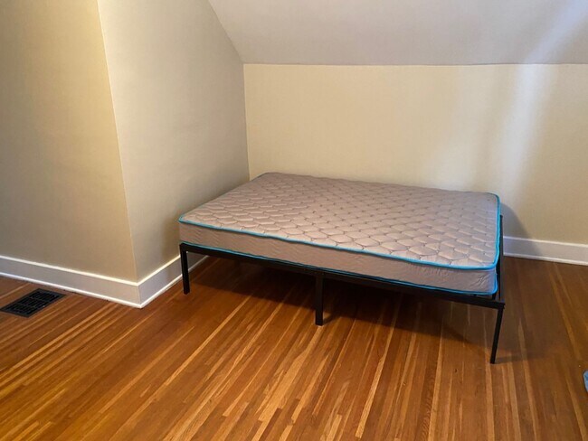 Building Photo - (STUDENT HOUSING) Stunning 5 bedroom, 1 Of...