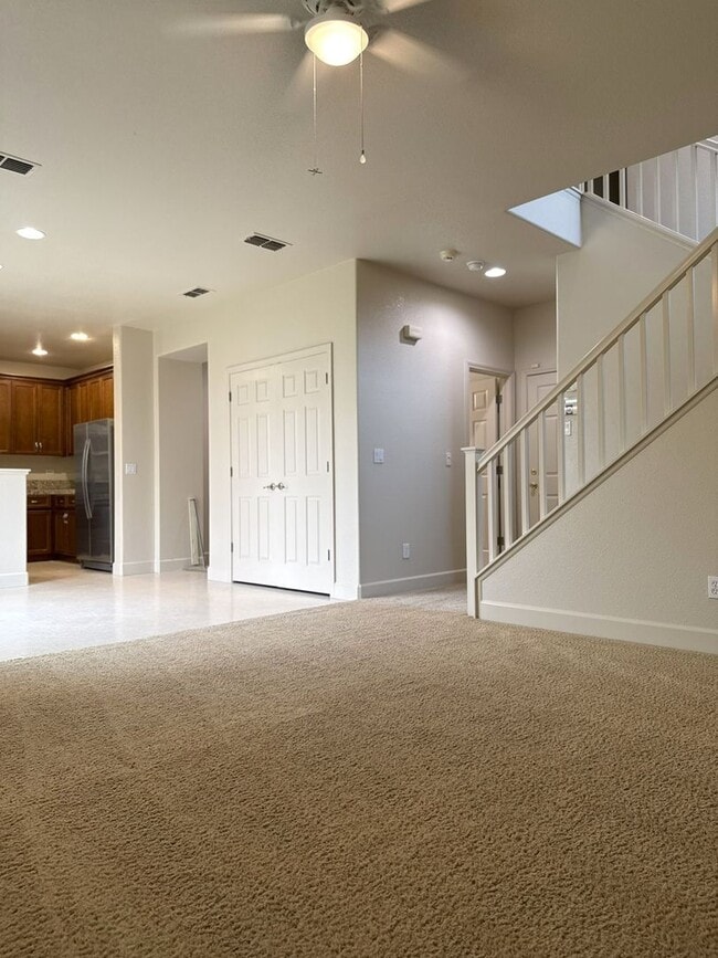 Building Photo - Pleasing 5/2 near college and UC