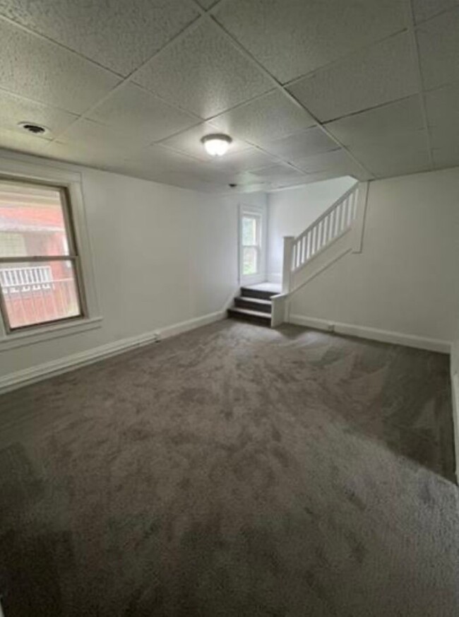 Building Photo - Expansive East End Townhome! Large Bedroom...