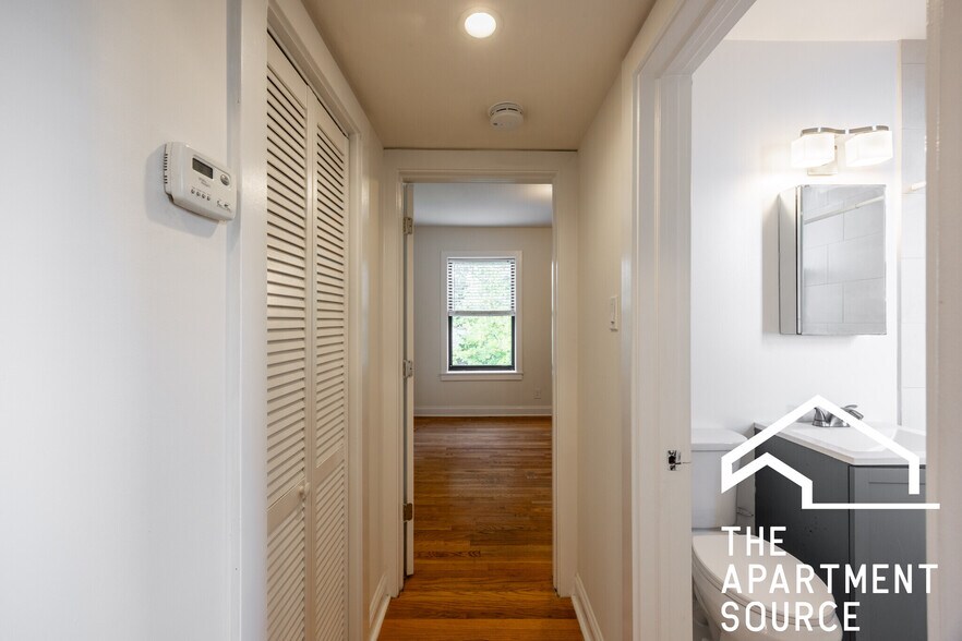 Building Photo - 4038 N Ashland Ave