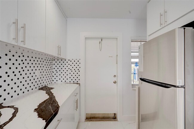 Building Photo - 3050 N Palm Aire Dr