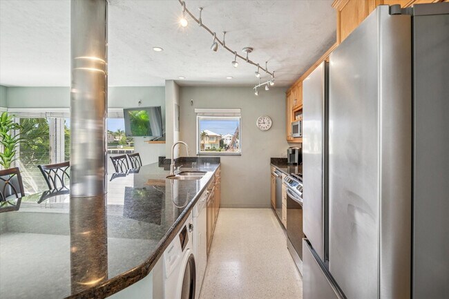 Building Photo - 561 Bayshore Dr