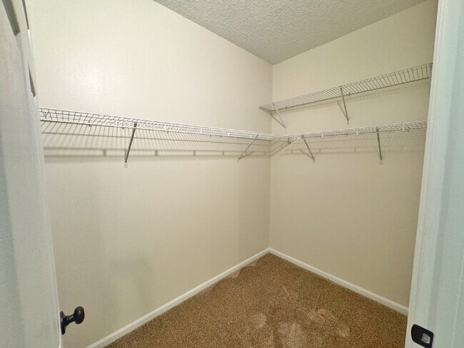 Building Photo - Las Palmas One-Bedroom townhouse with garage
