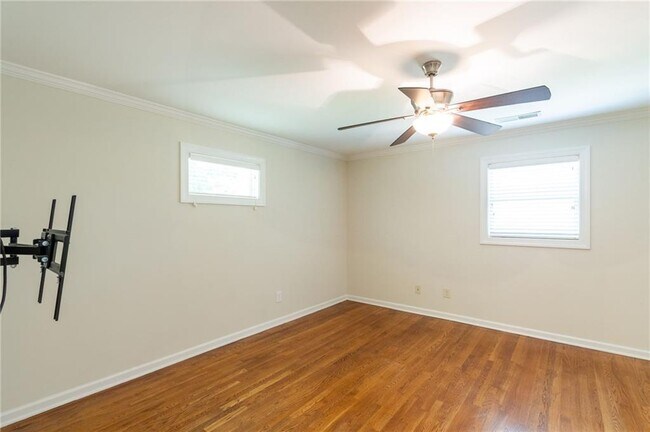Building Photo - 3014 Skyland Dr NE