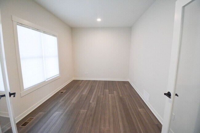 Building Photo - Stunning 5 Bed, 3.5 Bath Luxury Home for R...