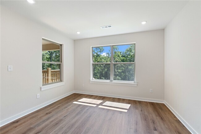 Building Photo - 17 Hollow Way Dr