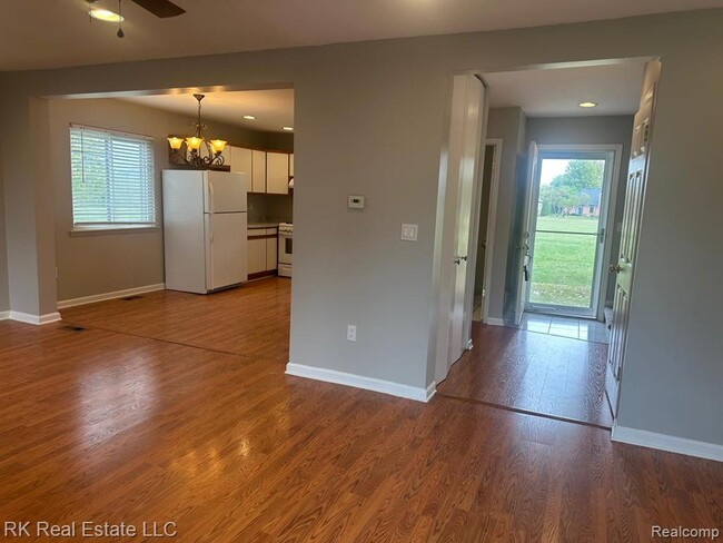 Building Photo - 2824 Roundtree Dr