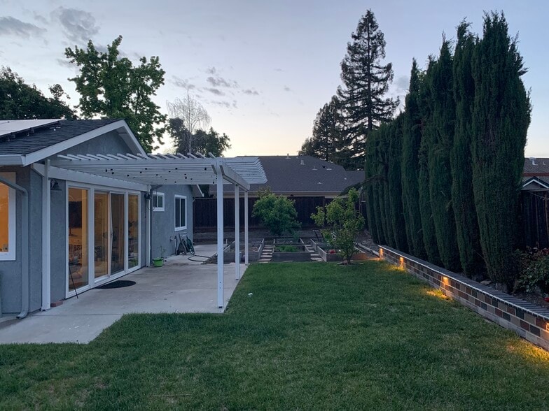 Building Photo - 10086 La Paz Ave