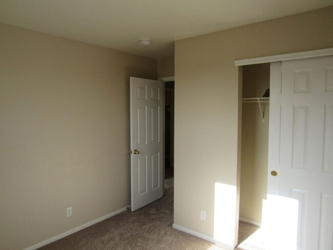 Building Photo - Duplex style townhome in Fox Run -Walking ...
