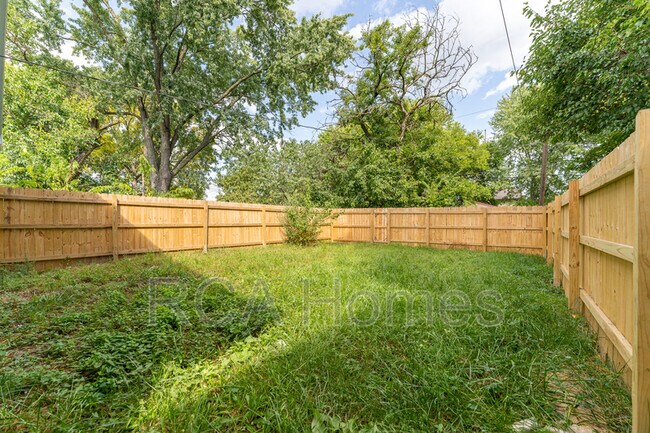 Building Photo - 537 N Sheffield Ave