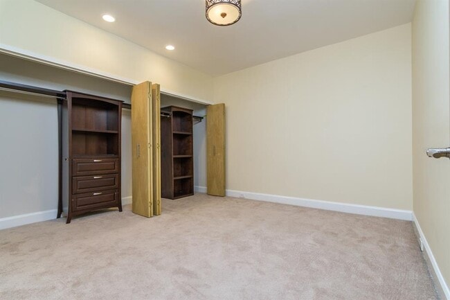 Building Photo - 2540 W Palm Dr
