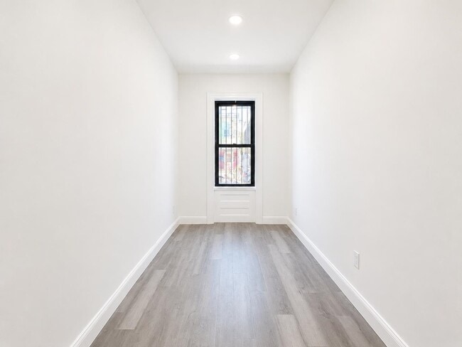 Building Photo - 428 56th St