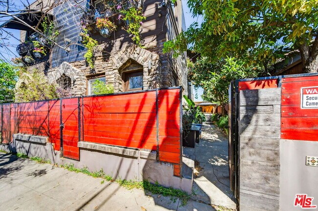 Building Photo - 5915 Lexington Ave