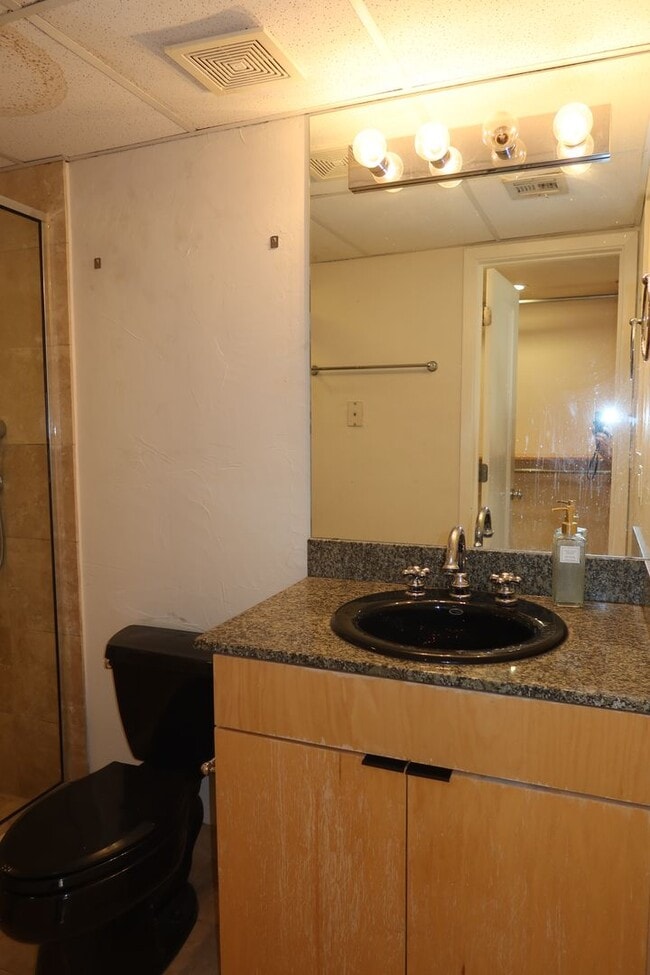 Building Photo - Downtown Studio / Home Office / All Bills ...