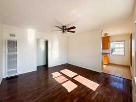 Building Photo - 1120 Sunvue Pl