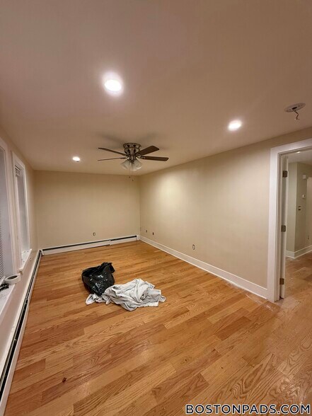 Building Photo - 2 Buckingham St