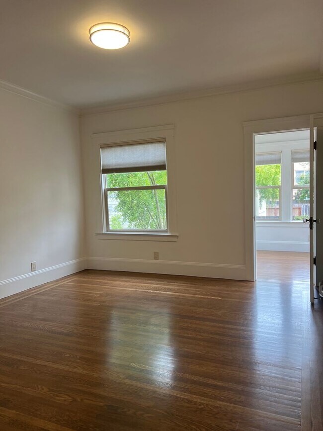 Building Photo - Charming Outer Sunset 2 BDRM WITH SUNROOM Home Just Steps from Ocean Beach!