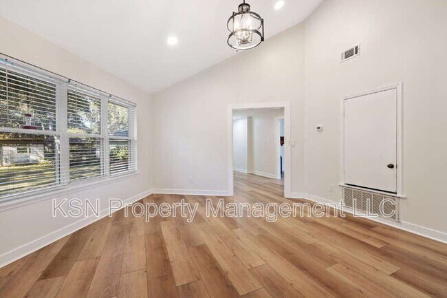 Building Photo - 286 Cushing Dr