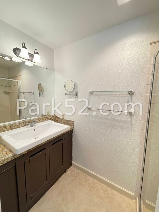 Building Photo - 2 Bedroom Tacoma Townhome