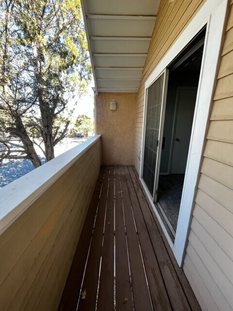 Building Photo - Downtown 2bd Townhouse! Balcony, off-street parking!