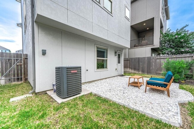 Building Photo - 2022 Groveland Glen Dr