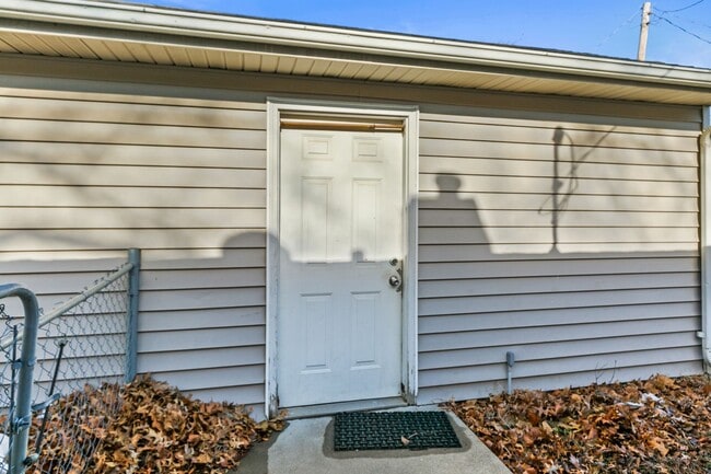 Building Photo - 3920 Vinton St