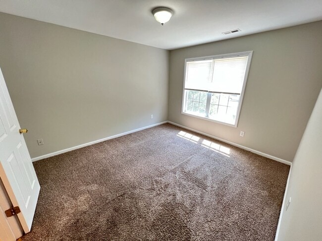 Building Photo - Desirable 3 Bedroom Raleigh Townhouse