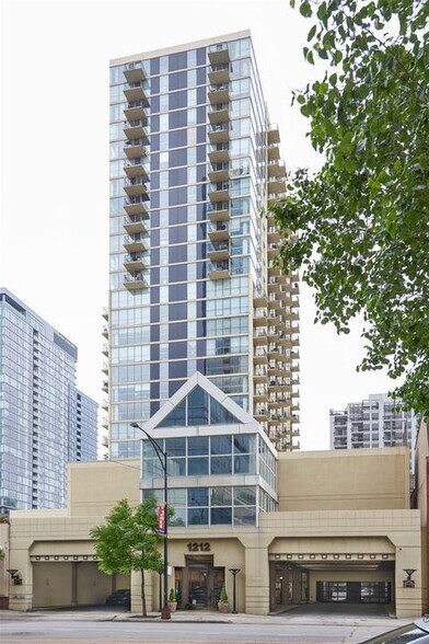 Building Photo - 1212 N La Salle Dr