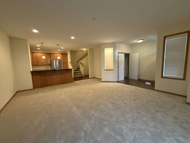 Building Photo - 2 Level Townhome in Maple Grove!