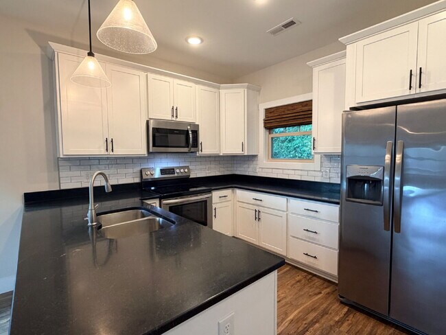 Building Photo - 2 Bed/2.5 Bath Home for Rent in Weaverville, NC