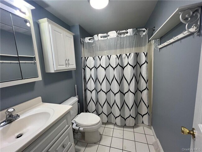 Building Photo - 3180 Lincoln Dr