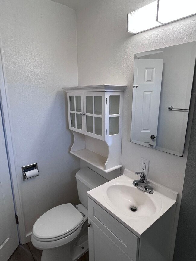 Building Photo - NICE UPDATED DUPLEX IN SACRAMENTO!!