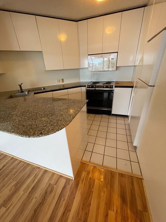 Building Photo - 1 Bed 1 Bath 1 Parking Gorgeous Views 33rd Floor in Honolulu Park Place!!!