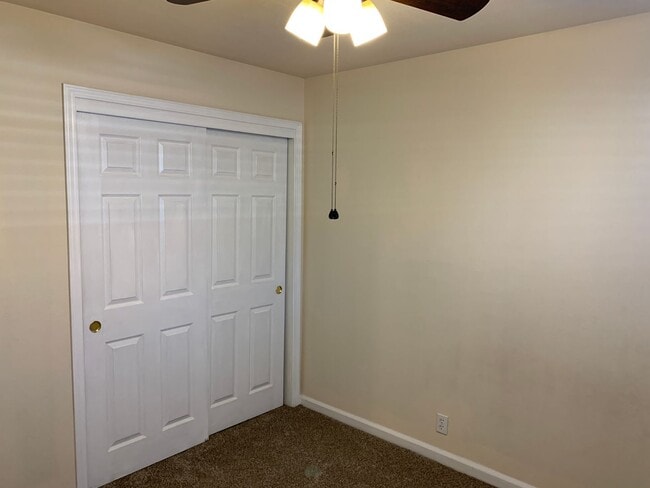 Building Photo - Updated 3 bedroom 2 bathroom close to Meri...