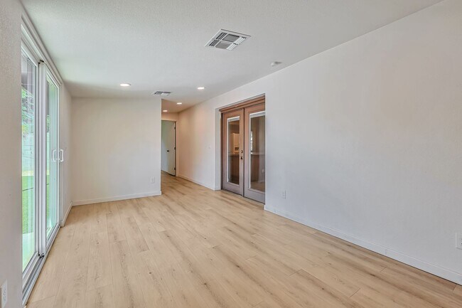 Building Photo - 727 E Vista Del Cerro Dr