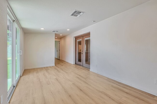 Building Photo - WALK TO ASU.  6 Bed 4 Bath right near campus