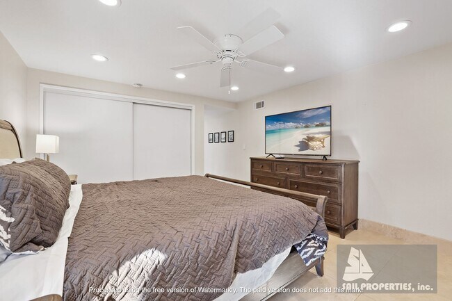 Building Photo - Beach Townhome Vacation Rental with two car garage!